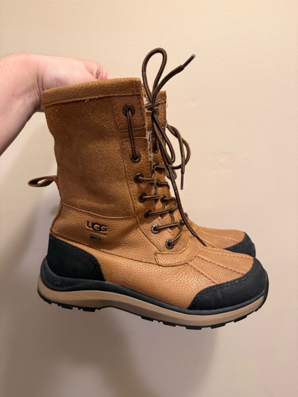 UGG Adirondack Brown and Black Lace-Up Winter Boots 6.5